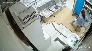 Bệnh viện đặt cam quay lén mông trần bệnh nhân nữ tiêm thuốc.