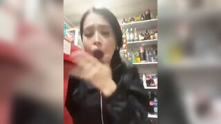 Chủ tạp hoá móc lồn thủ dâm phụt nước dâm đãng kích thích