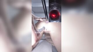 Dùng que phát sáng đút vào lồn💦, đồng thời dùng phích cắm hậu môn rỗng để mở rộng lỗ