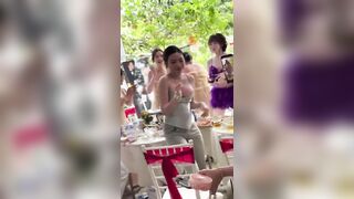 Chị gái đi đám cưới không mặc áo ngực khoe cặp vú bự, còn nhảy tưng tưng.