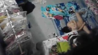 Em gái phòng trọ bên cạnh vừa coi sex vừa thủ dâm giật nảy người