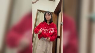 gái xinh thủ dâm trong nvs nứng quá đái cả chậu