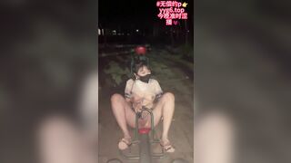 Dâm nữ bím múp vú bự cực dâm nữa đêm ra công viên chơi bập bênh
