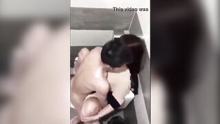 Quay lén cảnh em gái xinh địt nhau với bạn trai trong WC
