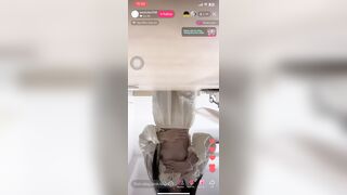 Em gái lần đầu trả kèo nên còn ngại