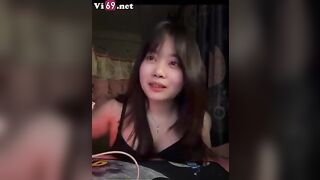 Chơi game với bạn thua em phải show hàng cho bọn nó coi