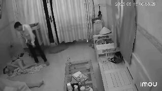 Mặc váy ngắn nằm ngủ thì bị tên biến thái lạ mặt vào ngắm mông sục cặc và đi ra.
