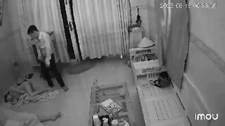 Mặc váy ngắn nằm ngủ thì bị tên biến thái lạ mặt vào ngắm mông sục cặc và đi ra.