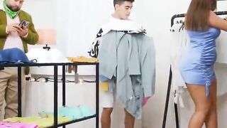 Nhân viên gạ địt chị khách hàng dâm nứng lồn thèm cặc trong phòng thay đồ