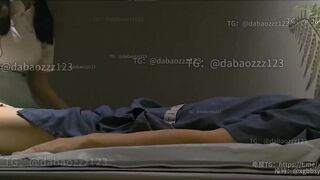 Biết tôi thích nên còn cố tình thay tất trắng dài quá đầu gối, không cố ý kẹp mà giọn
