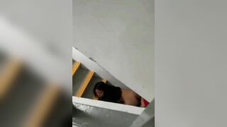 Quay lén 2 em sinh viên địt nhau ở cầu thang trường học