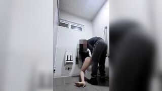 Địt em gái bất tỉnh trong nhà vệ sinh công cộng