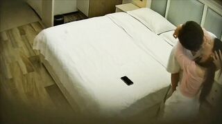 Anh trai 19 tuổi chỉ dám móc lồn con em họ trong phòng vì dì dượng đang ở ngoài.