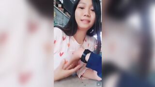 Em gái bán thuốc tây vui vẻ thoải mái và tự nhiên để cho khách bóp vú.