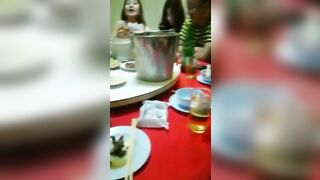 Các em tiếp bia khoả thân phục vụ trên bàn tiệc