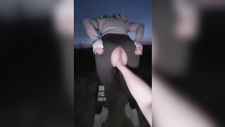 Cho cả bàn tay vào lồn móc lồn mạnh bạo e ghệ dâm public khi trời vừa tối