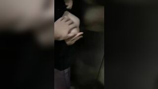Bóp vú show hàng public cùng em ghệ dâm vú bự cực múp trong thang máy