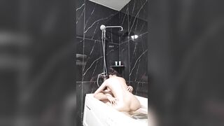cuộc chiến không hồi kết trong nhà tắm với bé sinh viên năm nhất