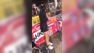 Đang ngoài đường, đừng bật rung mạnh thế thằng chó
