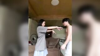 Sang nhà em họ chơi nứng quá muốn bế lên đụ 1 cái dì dượng lại về ngay lúc này.