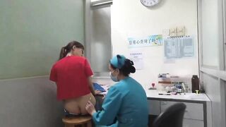 Cẩn cảnh em gái áo đỏ xinh đẹp tiêm thuốc ở bệnh viện để lộ mông trần đầy khiêu gợi.