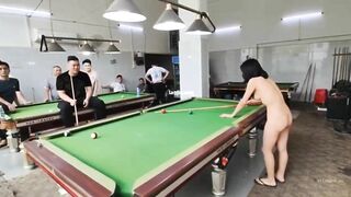 Nhân viên quán bida như này bảo sao các ông cứ thích chơi bida
