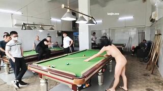 Nhân viên quán bida như này bảo sao các ông cứ thích chơi bida