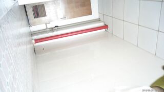 quay lén bé sinh viên đít tròn đi đái chả nghẽ lại đè ra địt