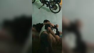 Bố mẹ đi vắng 2 anh em kế mới lớn đè nhau ra chịch P1