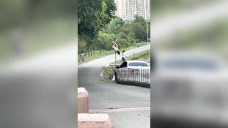 Trời nóng 38° mà 2 đứa bạn thân rủ nhau cỡi trần ra múa cột...