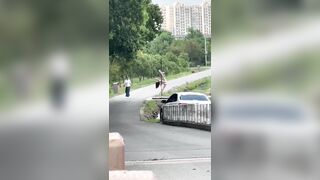 Trời nóng 38° mà 2 đứa bạn thân rủ nhau cỡi trần ra múa cột...