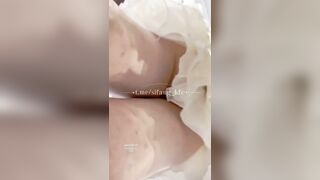 Quay lén dưới váy e teen trg TTTM,trông thì xinh xắn ngây thơ mà ra đường k mặc quần