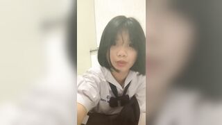 Em học sinh Thái Lan tranh thủ giờ ra chơi vào nhà vệ sinh thủ dâm