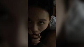 Em yêu đĩ điếm vừa địt vừa lấy tay xoa bím