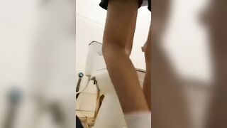 Cặp đôi học sinh mới lớn trốn vào wc lén lút chịch nhau P1