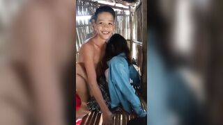 Em gái dân tộc bị mấy thanh niên dẫn dụ quan hệ tình dục ngồi im cho chịch