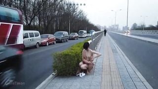 em gái biến thái thích cởi đồ khoe hàng khắp phố