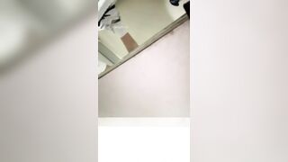 Thanh niên quay lén gái đái lồn ngon nước đái rơi xuống điện thoại lè lưỡi liếm luôn