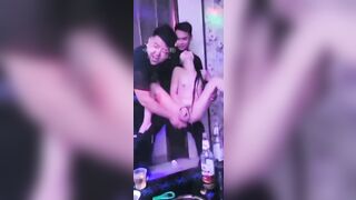 đụ xong lại đổ nguyên thùng bia vào lồn dâm đãng của tao để rửa sạch tinh dịch trong