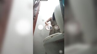 cammara siêu nhỏ quay lén nhà vệ sinh nữ công cộng toàn em xinh - phần 1