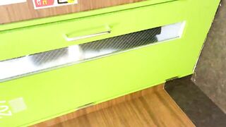 KHÔN VCL, cố tình để máy dưới sàn soi quần lót nhân viên phục vụ