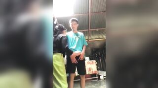 Thằng cháu 17 tuổi nứng cặc nhờ dì họ sục cặc 1 hồi đụ dì luôn.