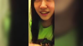 Em gái 16 tuổi lần đầu thấy con cặc và được anh họ dạy cách bú cặc sao cho đúng.