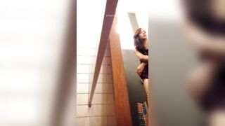 quay lén cảnh gái xinh thay đồ trong nhà vệ sinh công cộng