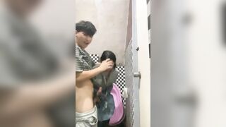 Có cơ hội anh trai đưa em họ 16 tuổi vào toilet đụ cho đả cơn nứng cặc.
