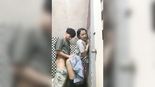 Có cơ hội anh trai đưa em họ 16 tuổi vào toilet đụ cho đả cơn nứng cặc.