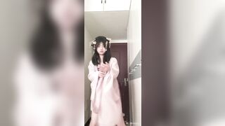 Gái xinh cosplay cổ trang thủ dâm bằng cu giả dâm đãng 2