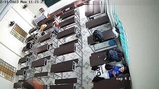 2 em học sinh lớp 10 vạch quần đụ nhau ngay trong lớp học