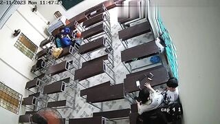 2 em học sinh lớp 10 vạch quần đụ nhau ngay trong lớp học