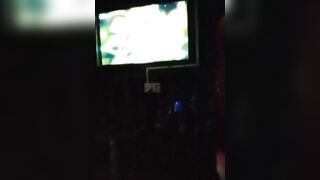 Lân nhau địt em nhân viên quán hát vú to lồn ngon trong phòng hát